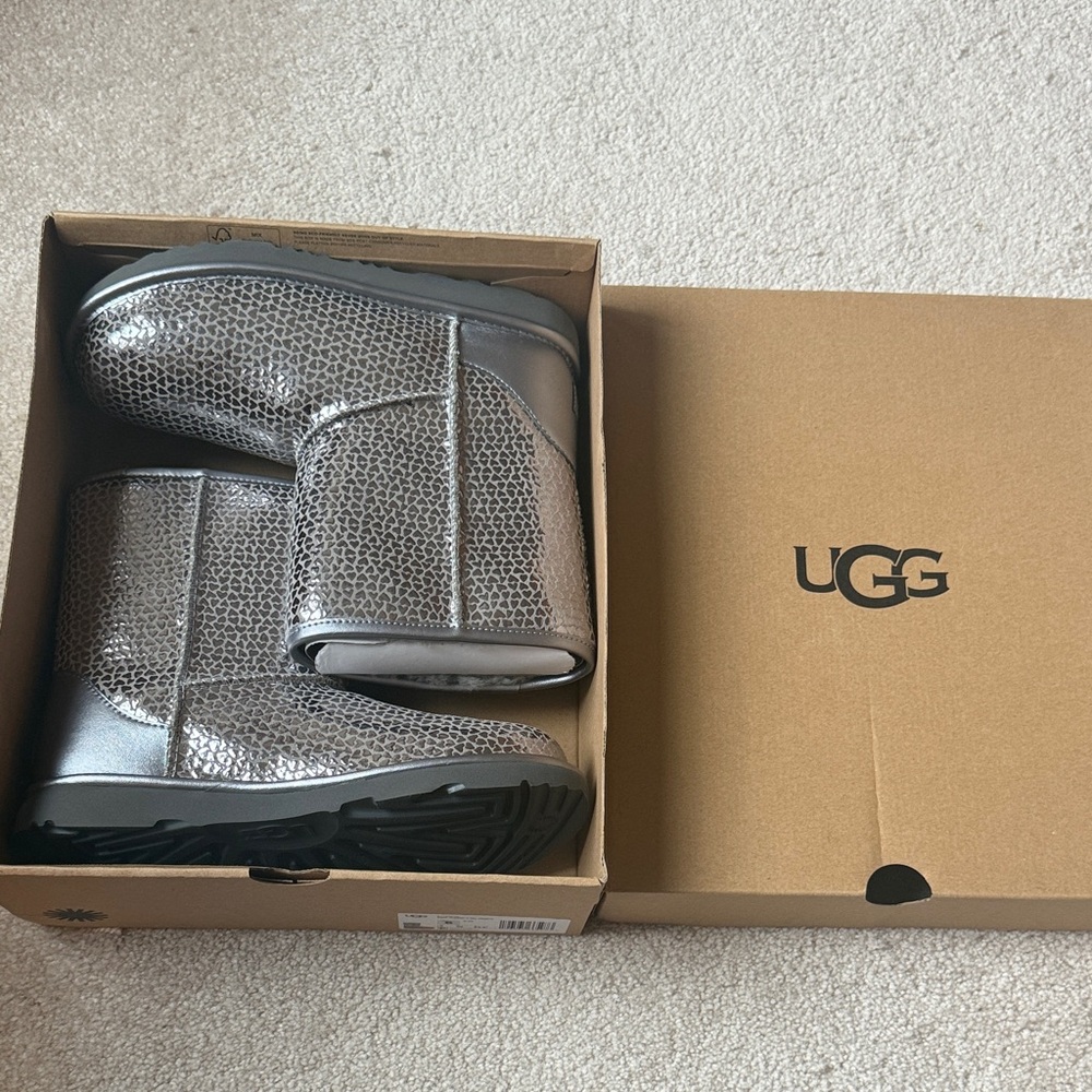 UGG Classic II Gel Hearts
Girls' Grade School